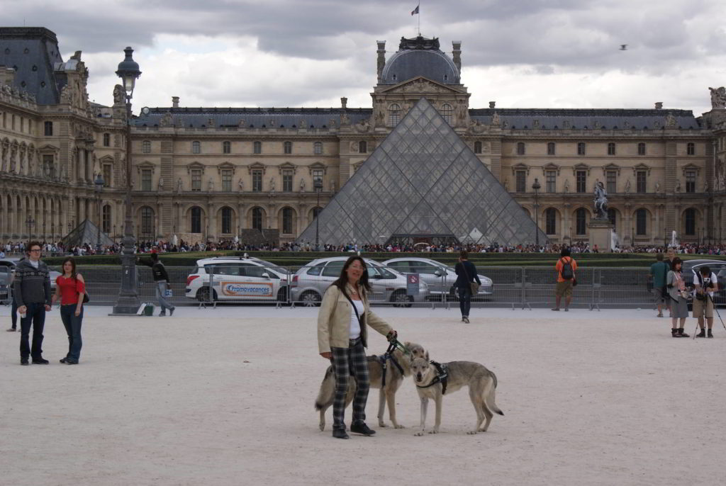 Grace Ezechiele e Claudia davanti al Louvre