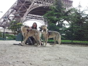 Grace Ezechiele e Claudia sotto la Tour Eiffel